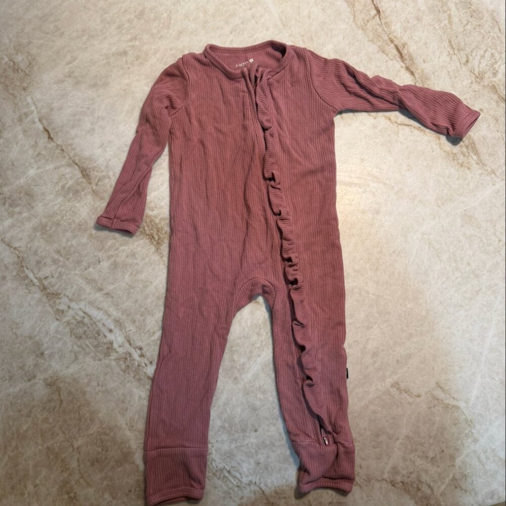 KYTE BABY Ribbed Ruffle Zipper Romper in Dusty Rose12-18